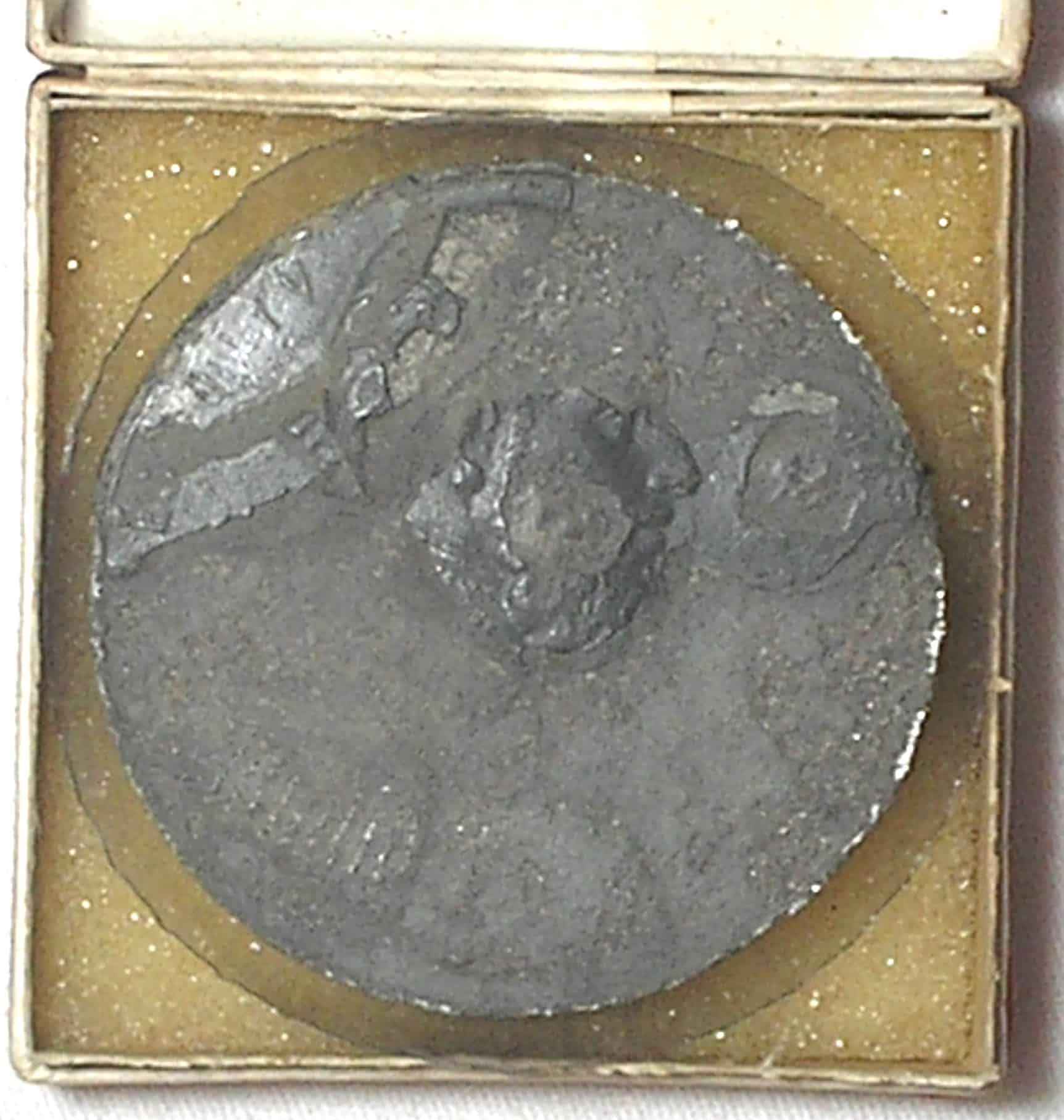 | Casa do Colecionador Estojo com Medalha de Antimônio de D. Pedro IV, Rei de Portugal > datada 1870 < Monumento levantado a memória de D.Pedro IV / Rara / Conservação Gasta