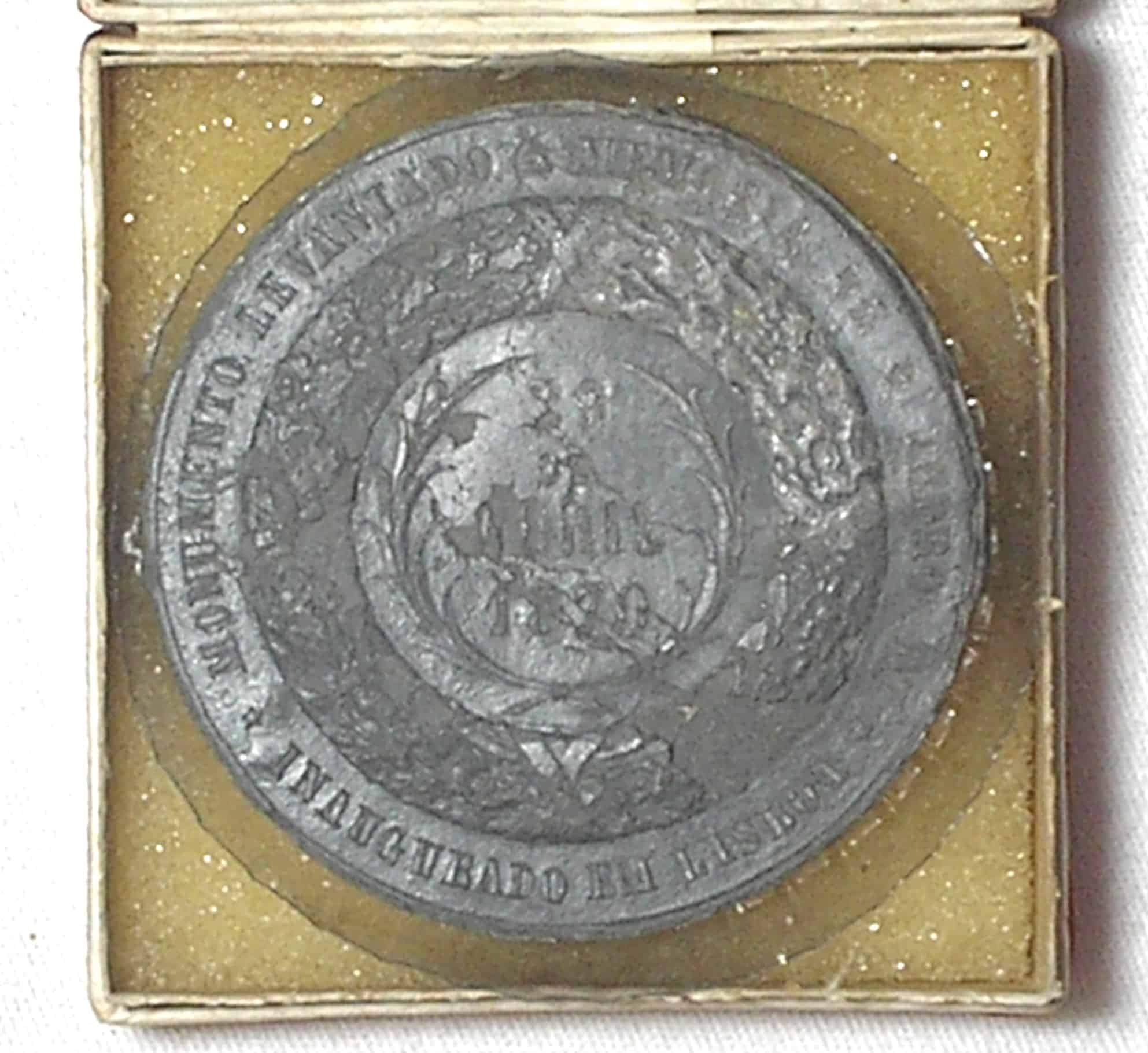 | Casa do Colecionador Estojo com Medalha de Antimônio de D. Pedro IV, Rei de Portugal > datada 1870 < Monumento levantado a memória de D.Pedro IV / Rara / Conservação Gasta