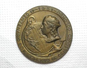 Raríssima Medalha do 4º Centenário do Nascimento de Cristovão Colombo - 1951 / Bronze / Kurt Prober 1BP.118-Anv / Unifacial / 60 mm diametro / Flor de Cunho