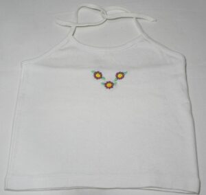 Blusa malha branca com bordado floral girassol, aberto nas costas e laço no pescoço, veste menina 3 e 4 anos