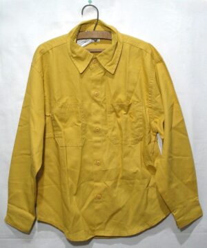 Camisa social de fina elegância da cor amarelo mostarda, veste menino de 8 anos, manga comprida e bolsos