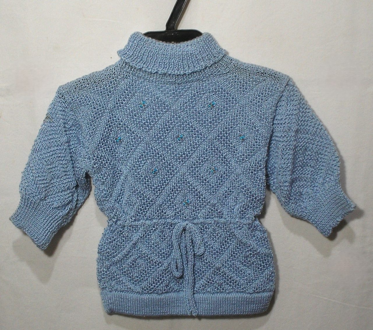 | Casa do Colecionador Casaco azul de linha aplicado, gola alta e laço central, veste menina de 6 meses a 1 ano