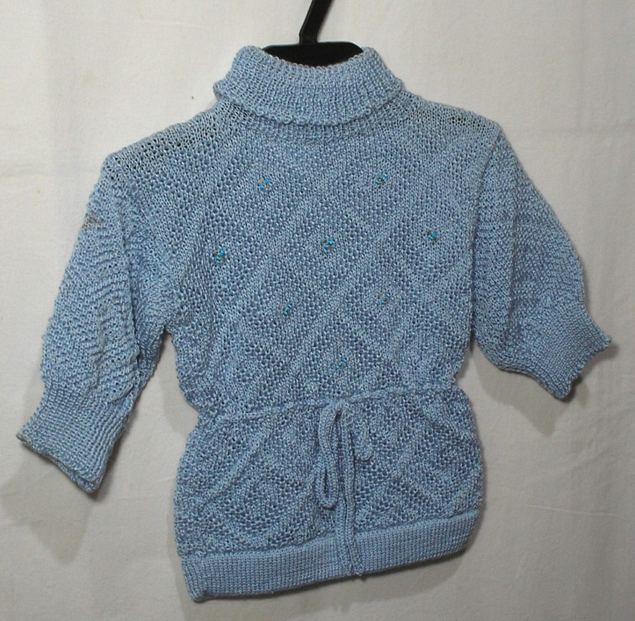 | Casa do Colecionador Casaco azul de linha aplicado, gola alta e laço central, veste menina de 6 meses a 1 ano