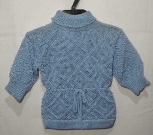Casaco azul de linha aplicado, gola alta e laço central, veste menina de 6 meses a 1 ano