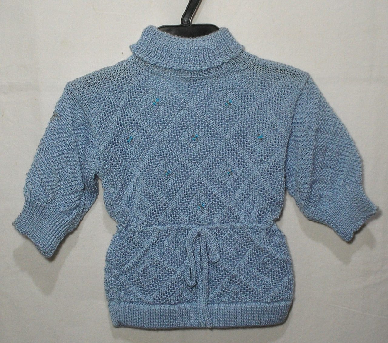 | Casa do Colecionador Casaco azul de linha aplicado, gola alta e laço central, veste menina de 6 meses a 1 ano