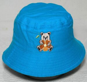 Chapeu no estilo Banho de sol com bordado frontal ursinho na cor azul, veste menino ou menina até 2 anos e mais. A melhor qualidade.