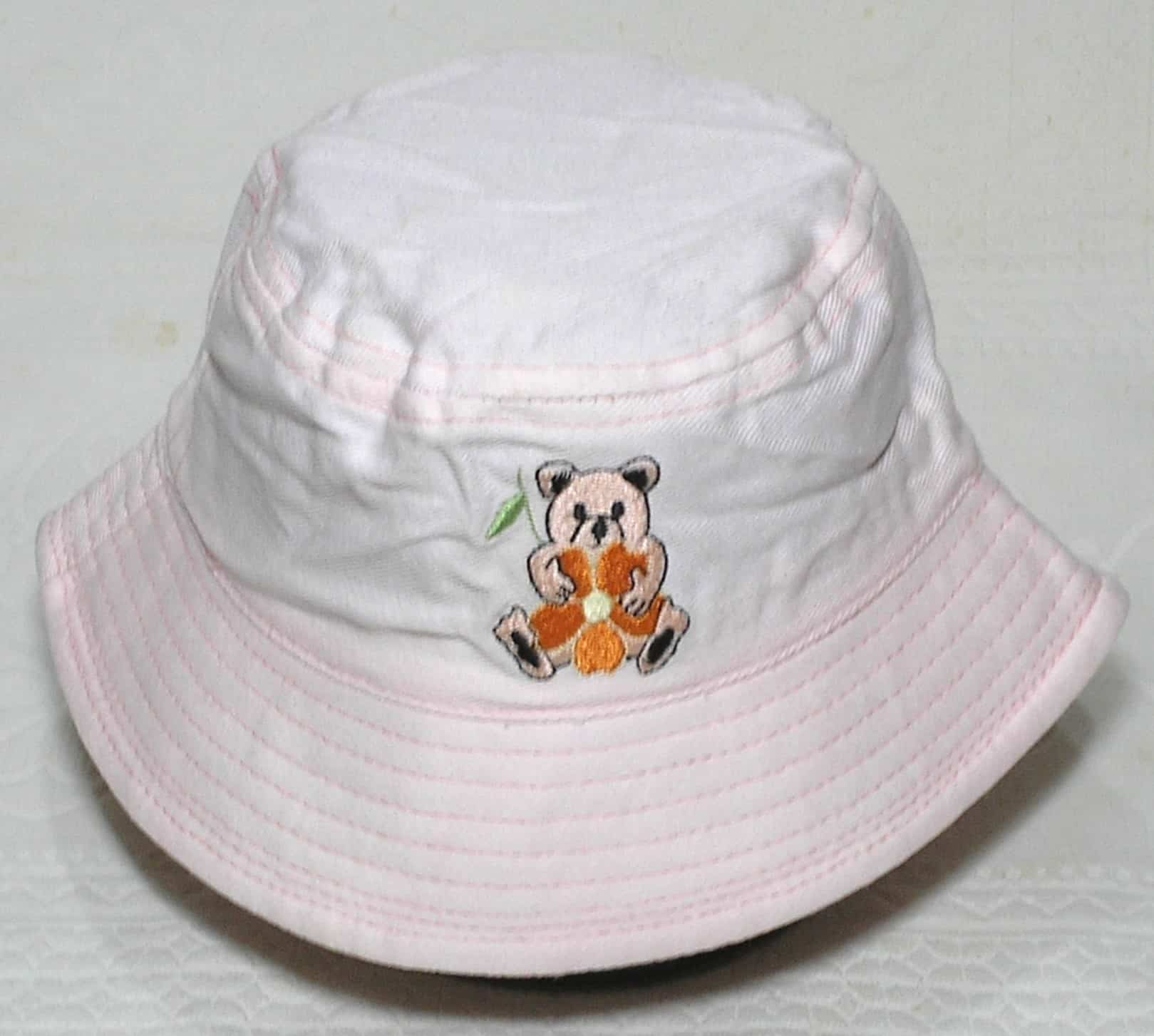 Chapéu no estilo Banho de sol com bordado frontal ursinho na cor Rosa, veste menina até 3 anos e mais. A melhor qualidade.
