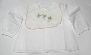 Conjuntinho duas peças blusa branca interna e externa com manga comprida e gola bordada motivo floral A B C. veste bebê menina Recém Nascida