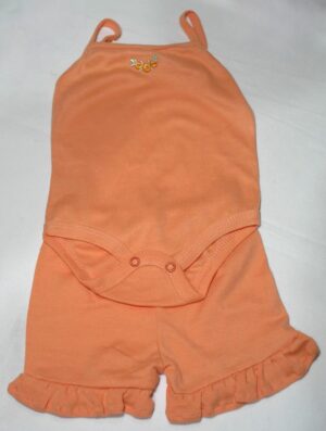 Conjunto Body com shortinho na cor de abóbora em malha com detalhes em bordado floral, veste de 1 a 3 meses