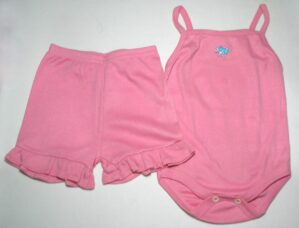 Conjunto duas peças Body com shortinho na cor Rosa em malha com detalhes em bordado floral, veste menina de 1 a 3 meses