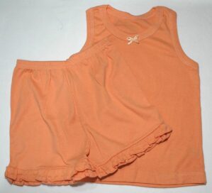 Conjunto duas peças camiseta com shortinho na cor de Abóbora em malha com detalhes lacinho, veste menina de 2 e 3 para 4 anos