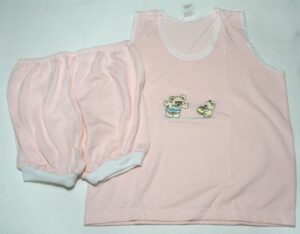 Conjunto malha duas peças camiseta e short na cor Rosa, bordado ursinhos, veste menina 2 anos
