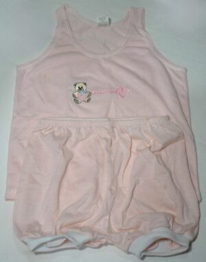 Conjunto malha duas peças camiseta e shortinho na cor rosa, bordado Ursinho beautiful, veste menina 3 a 9 meses