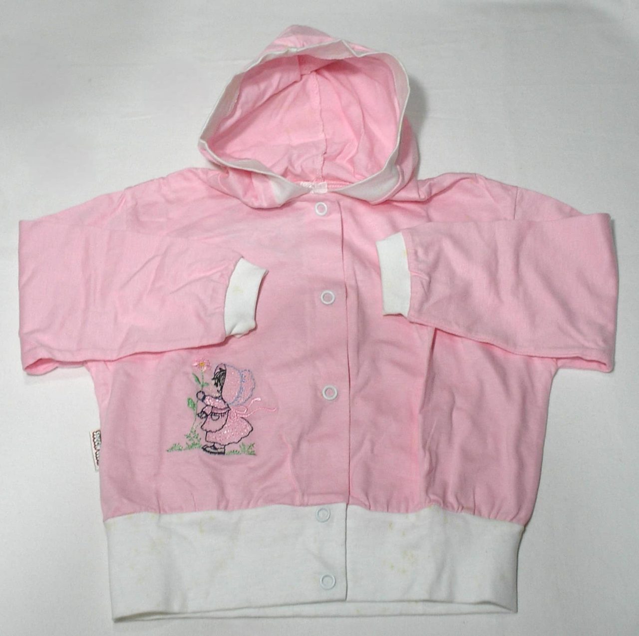 - Conjunto moda duas peça em malha casaco com capuz e calça comprida, motivo bordado menina segurando uma rosa. veste menina 2 e 3 anos