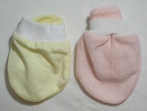 Dois Pares de luvinhas para Recém nascida na cor Amarelo e Rosa canelada em malha - menina