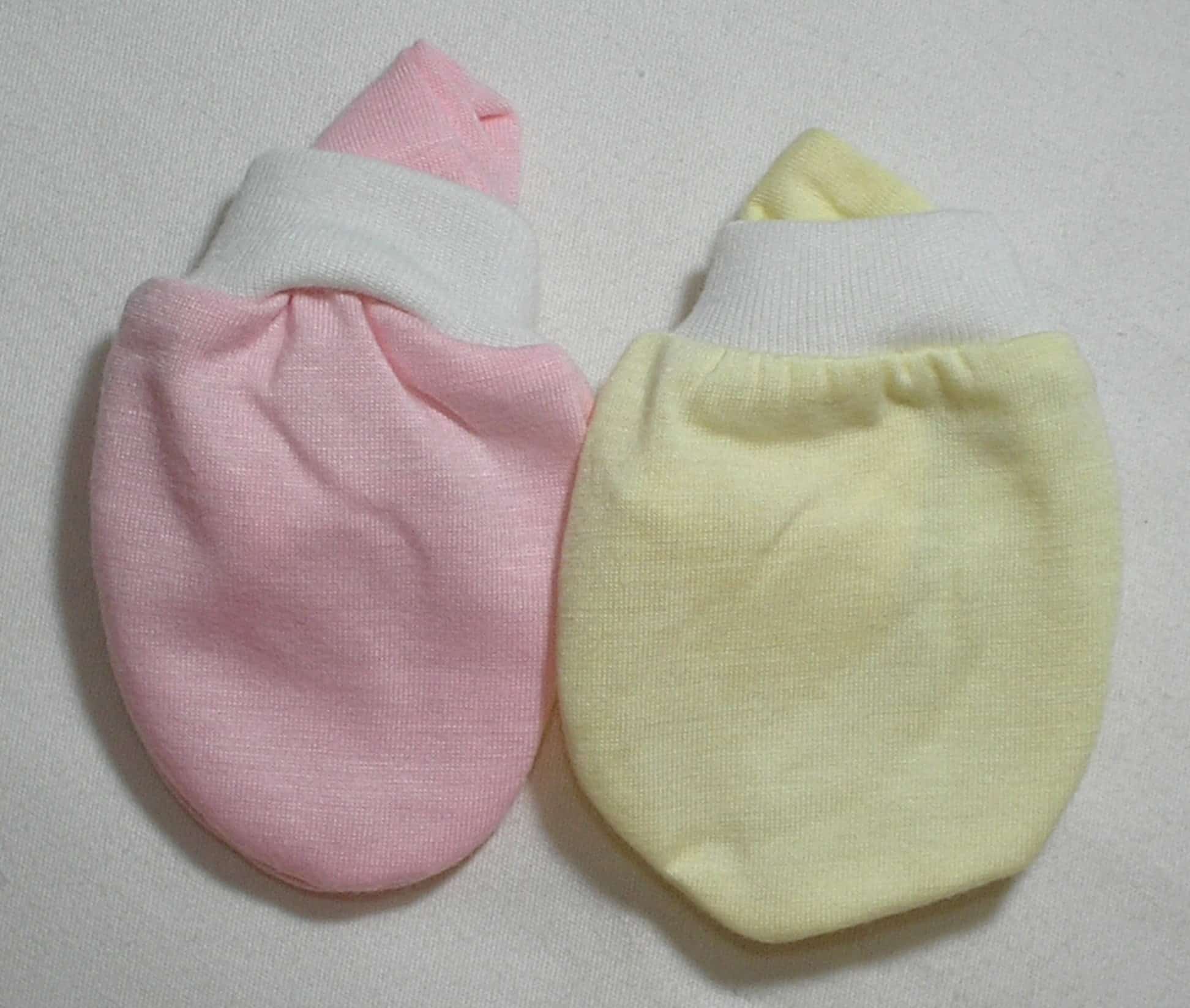 | Casa do Colecionador Dois Pares de luvinhas para Recém nascida na cor Rosa e Amarelo em malha - menina