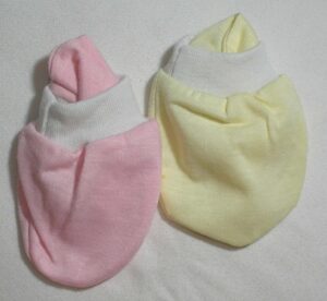 Dois Pares de luvinhas para Recém nascida na cor Rosa e Amarelo em malha - menina