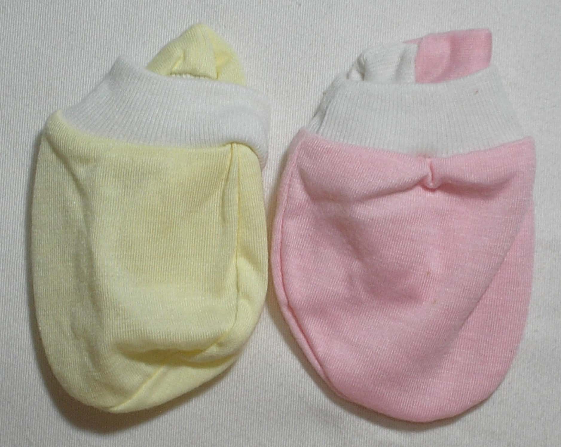 | Casa do Colecionador Dois Pares de luvinhas para Recém nascida na cor Rosa e Amarelo em malha - menina