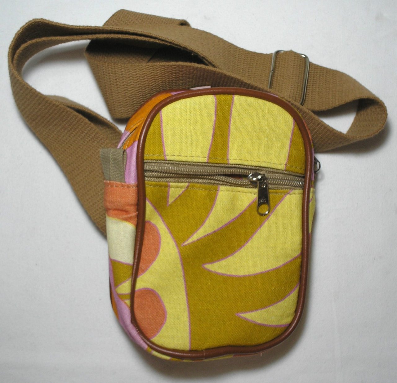 | Casa do Colecionador - Farme - Nova Bolsa de Ombro - Unisex "Shoulder bag" - "ótimo para Bike" com "Estampa da Farme" de qualidade, Tecido e alça em algodão forrada por dentro com nylon 600 totalmente impermeável -