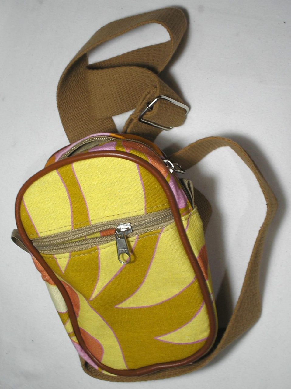 | Casa do Colecionador - Farme - Nova Bolsa de Ombro - Unisex "Shoulder bag" - "ótimo para Bike" com "Estampa da Farme" de qualidade, Tecido e alça em algodão forrada por dentro com nylon 600 totalmente impermeável -