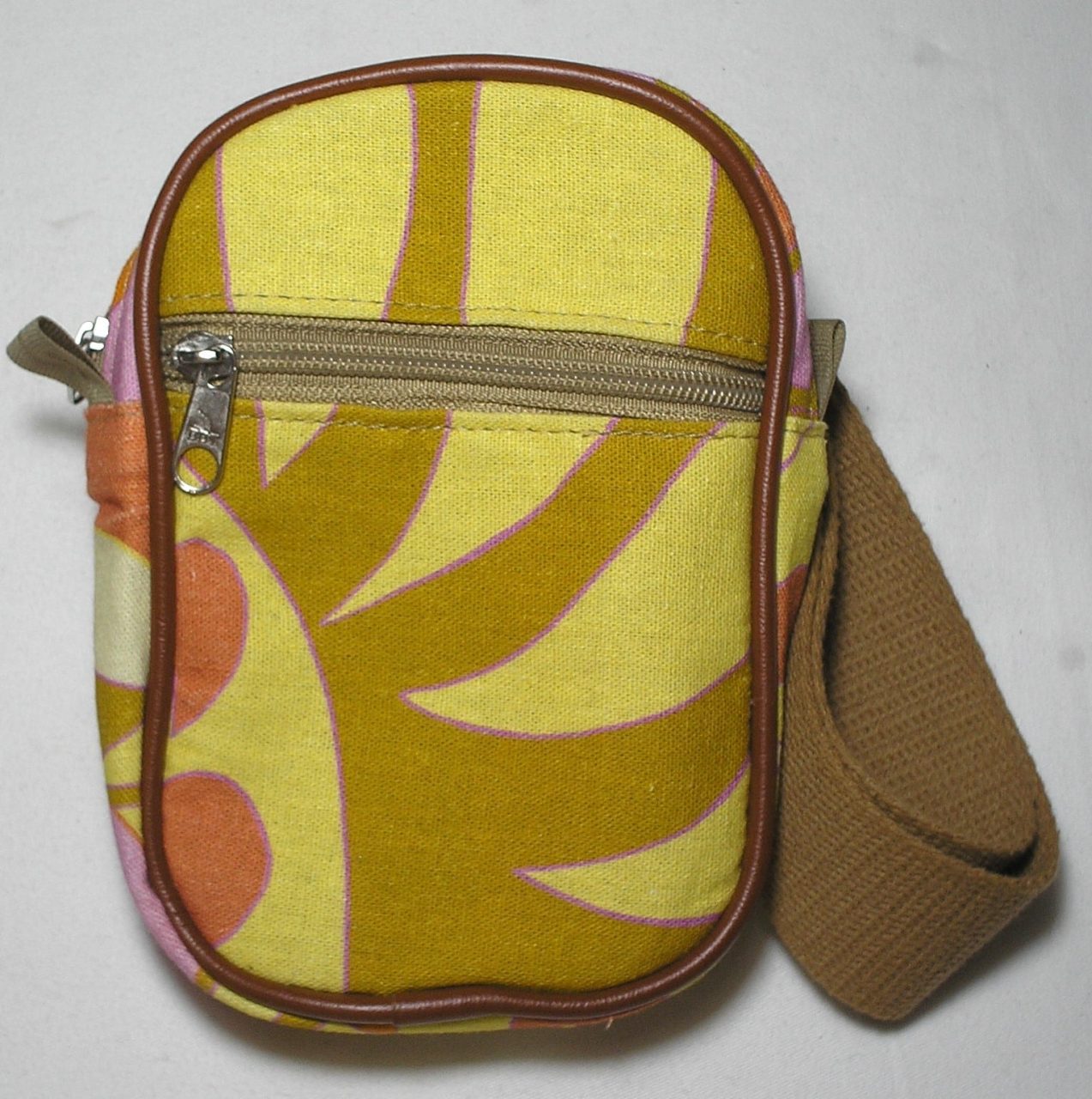 - Farme - Nova Bolsa de Ombro - Unisex "Shoulder bag" - "ótimo para Bike" com "Estampa da Farme" de qualidade, Tecido e alça em algodão forrada por dentro com nylon 600 totalmente impermeável -