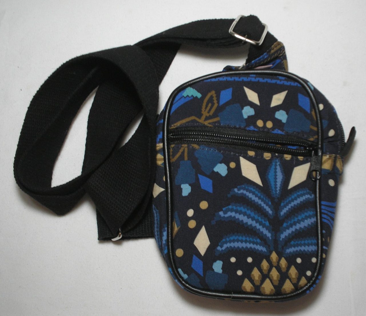 | Casa do Colecionador Farme - Nova Bolsa de Ombro - Unisex - "Shoulder bag" - "ótimo para Bike" com "Estampa da Farme" de qualidade, Tecido e alça em algodão forrada por dentro com nylon 600 totalmente impermeável -
