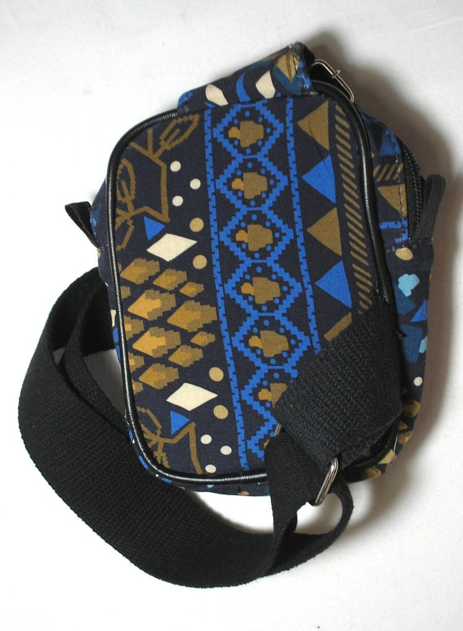 | Casa do Colecionador Farme - Nova Bolsa de Ombro - Unisex - "Shoulder bag" - "ótimo para Bike" com "Estampa da Farme" de qualidade, Tecido e alça em algodão forrada por dentro com nylon 600 totalmente impermeável -