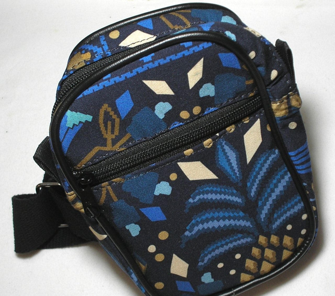 | Casa do Colecionador Farme - Nova Bolsa de Ombro - Unisex - "Shoulder bag" - "ótimo para Bike" com "Estampa da Farme" de qualidade, Tecido e alça em algodão forrada por dentro com nylon 600 totalmente impermeável -