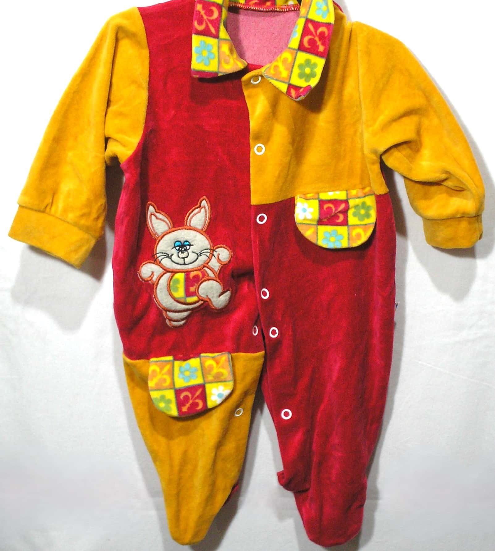 | Casa do Colecionador - Macacão bebê menino veste 1 mês na cor amarelo e vermelho com detalhes e gatinho - pé fechado - 100% algodão