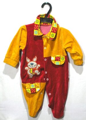 - Macacão bebê menino veste 1 mês na cor amarelo e vermelho com detalhes e gatinho - pé fechado - 100% algodão
