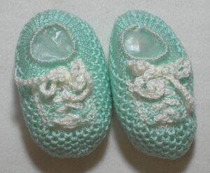 Par De Sapatinho Para Recem Nascido Na Cor Verde Claro E Detalhe Branco Em Trico Menino 4