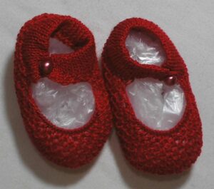 : Par de Sapatinho para Recém nascido na cor vermelha em tricô - menina
