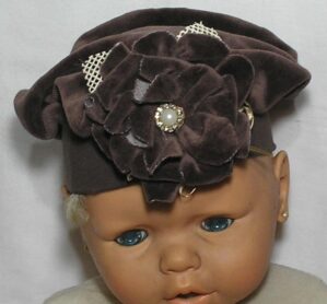 Touca Infantil Menina Recém nascida até 6 meses, Plush tipo aveludado com decoração frontal