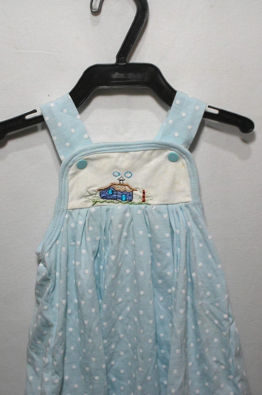 | Casa do Colecionador Vestido em malha da cor azul com bolinhas brancas, bordado casinha, veste menina de 1 a 6 meses