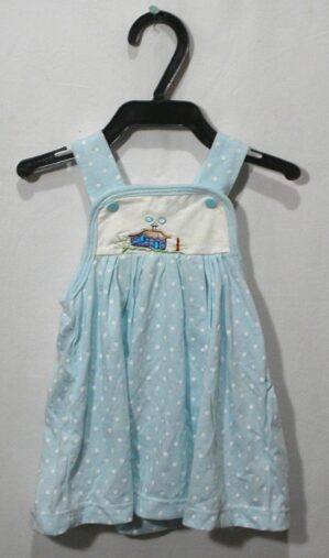 Vestido em malha da cor azul com bolinhas brancas, bordado casinha, veste menina de 1 a 6 meses