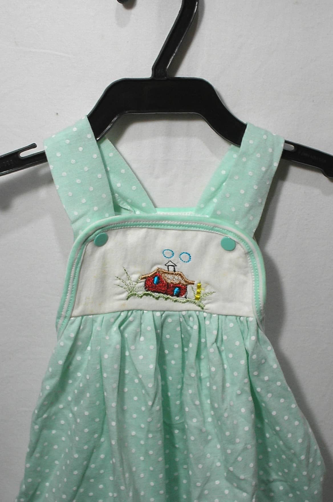 | Casa do Colecionador Vestido em malha da cor verde claro com bolinhas brancas, bordado casinha, veste menina de 1 a 6 meses