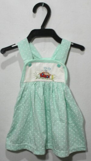 Vestido em malha da cor verde claro com bolinhas brancas, bordado casinha, veste menina de 1 a 6 meses