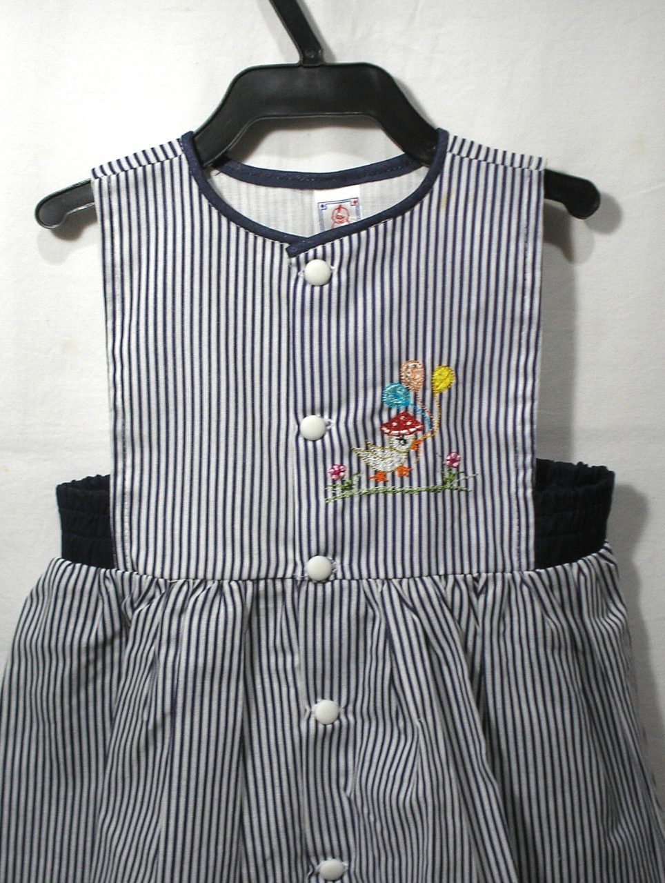 | Casa do Colecionador Vestido infantil listrado com acabamento em azul marinho sem mangas bordado e bainha em renda, veste menina 2 anos