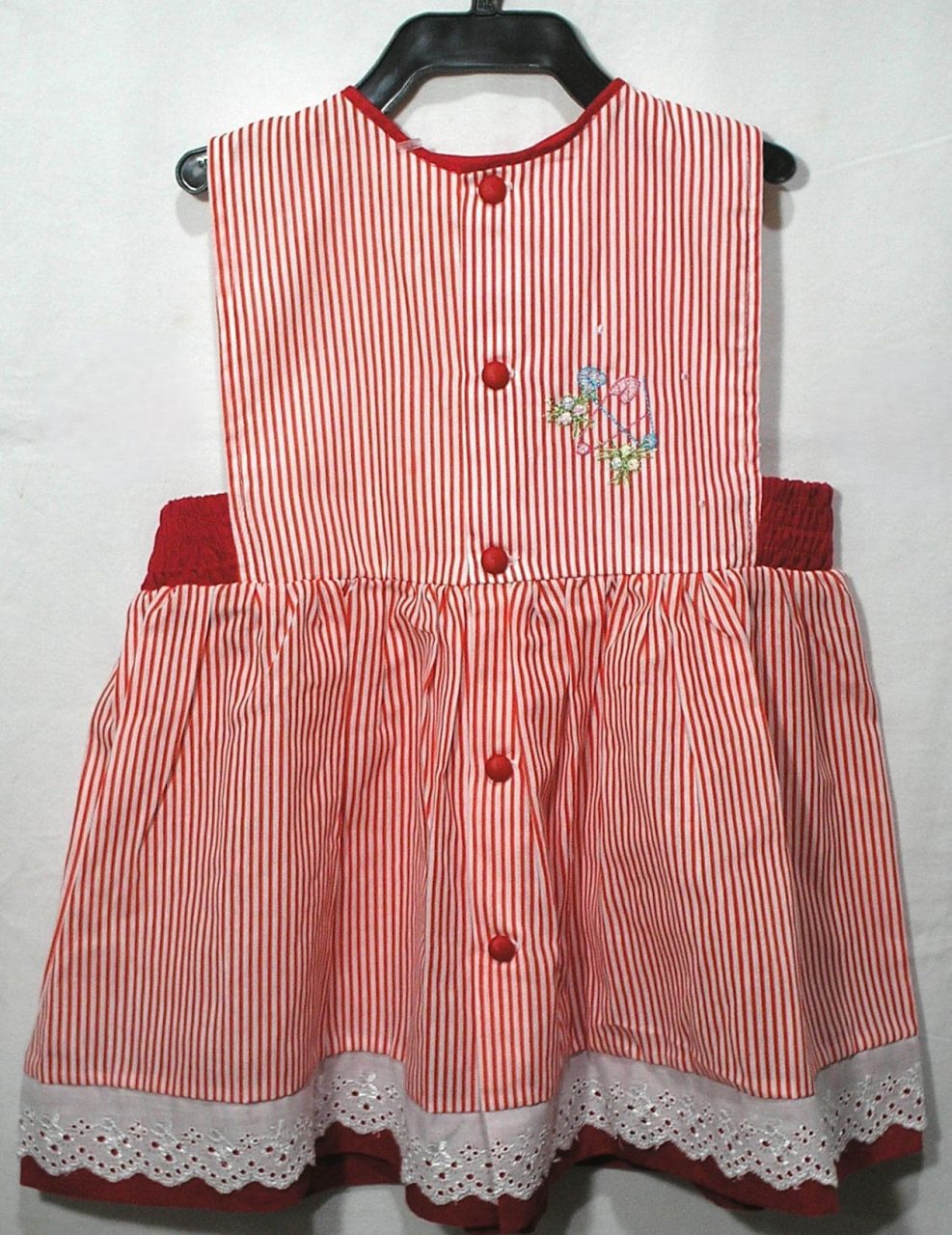 | Casa do Colecionador Vestido infantil listrado com acabamento em vermelho sem mangas bordado e bainha em renda, veste menina 2 anos