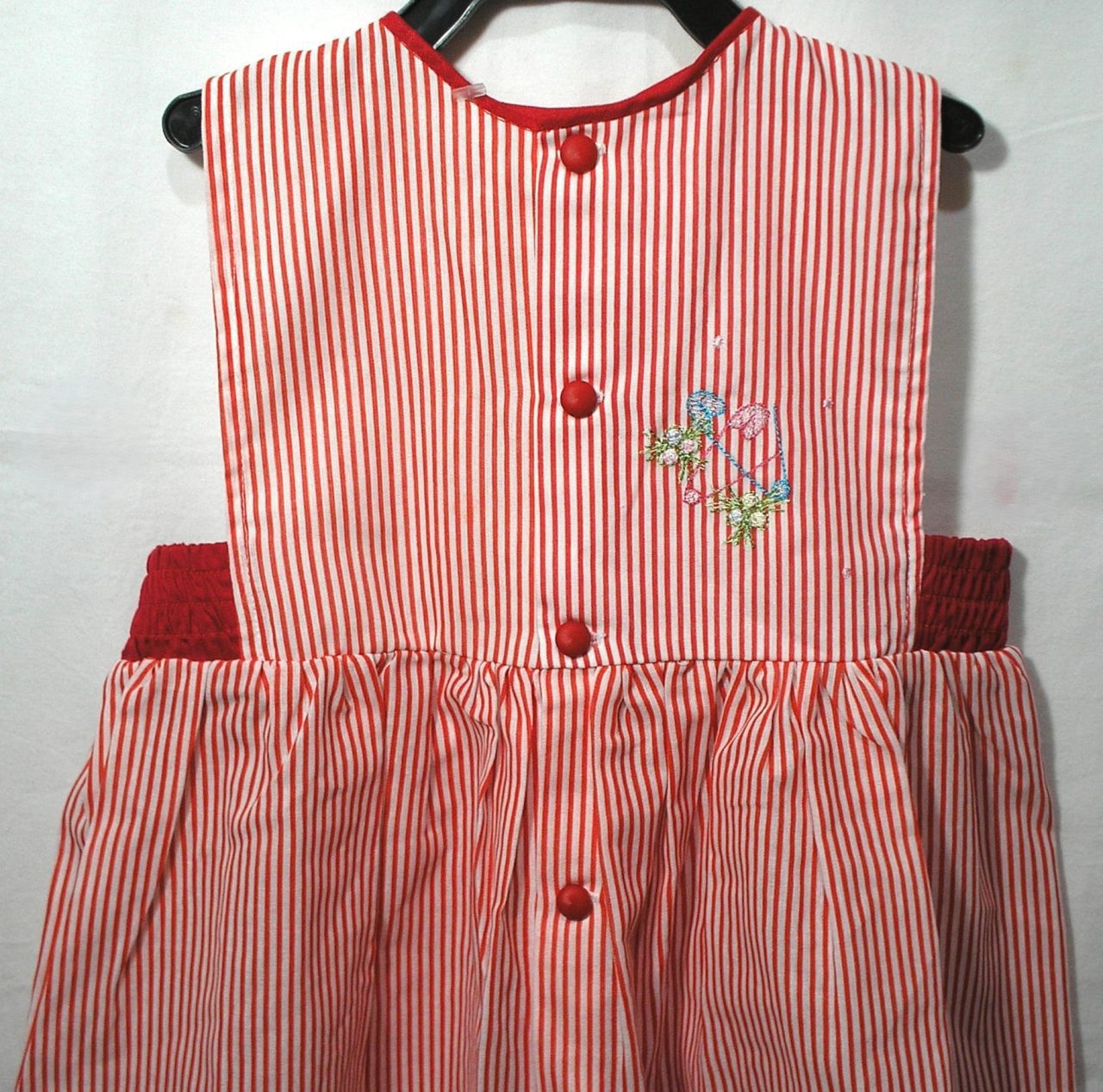 | Casa do Colecionador Vestido infantil listrado com acabamento em vermelho sem mangas bordado e bainha em renda, veste menina 2 anos