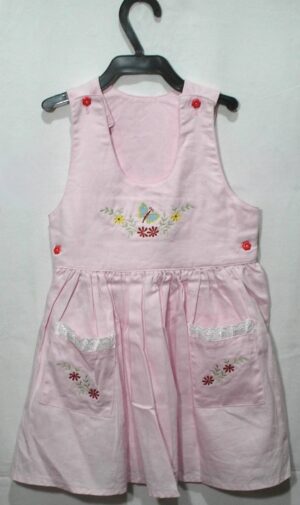 Vestido infantil rosa sem mangas com decoração floral e borboleta com dois bolsos floral e renda, veste menina 3 anos