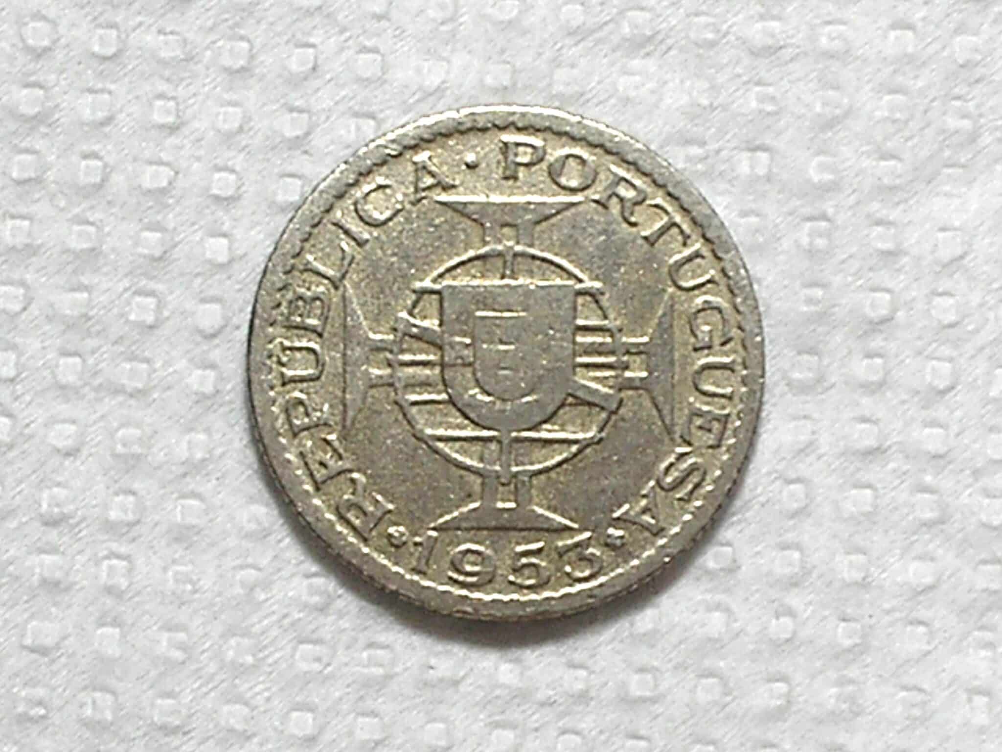 | Casa do Colecionador Angola) 2-1/2 Escudos - 1963 / 20mm / Co/Ni / box53