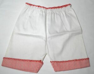 Bermuda branca cano longo com acabamento em crochê cintura e bainha, veste menina 3 a 9 mesesmeses