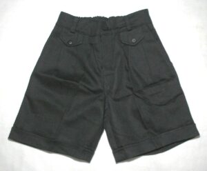 Bermuda Menino na cor preta de excelente qualidade 100% algodão com 3 bolsos e cintura fecha com botão e velcro, veste menino 3, 4, 5 anos