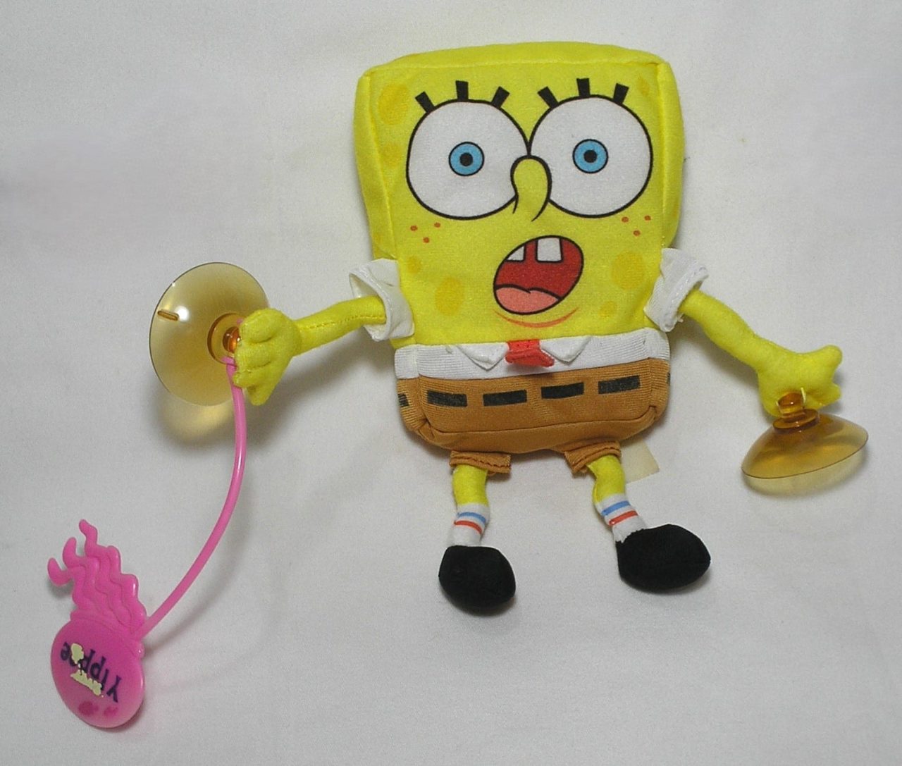 | Casa do Colecionador Boneco de pelúcia do Bob Esponja "Calça Quadrada" - super fofo, muito macio e suave. Possui duas ventosas para poder pendurar no vidro, no carro ou em qualquer lugar.