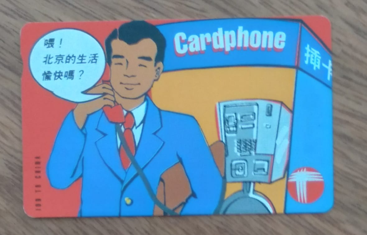 | Casa do Colecionador Cartão telefone Hong Kong Telecom. Homem de azul ao telefone.