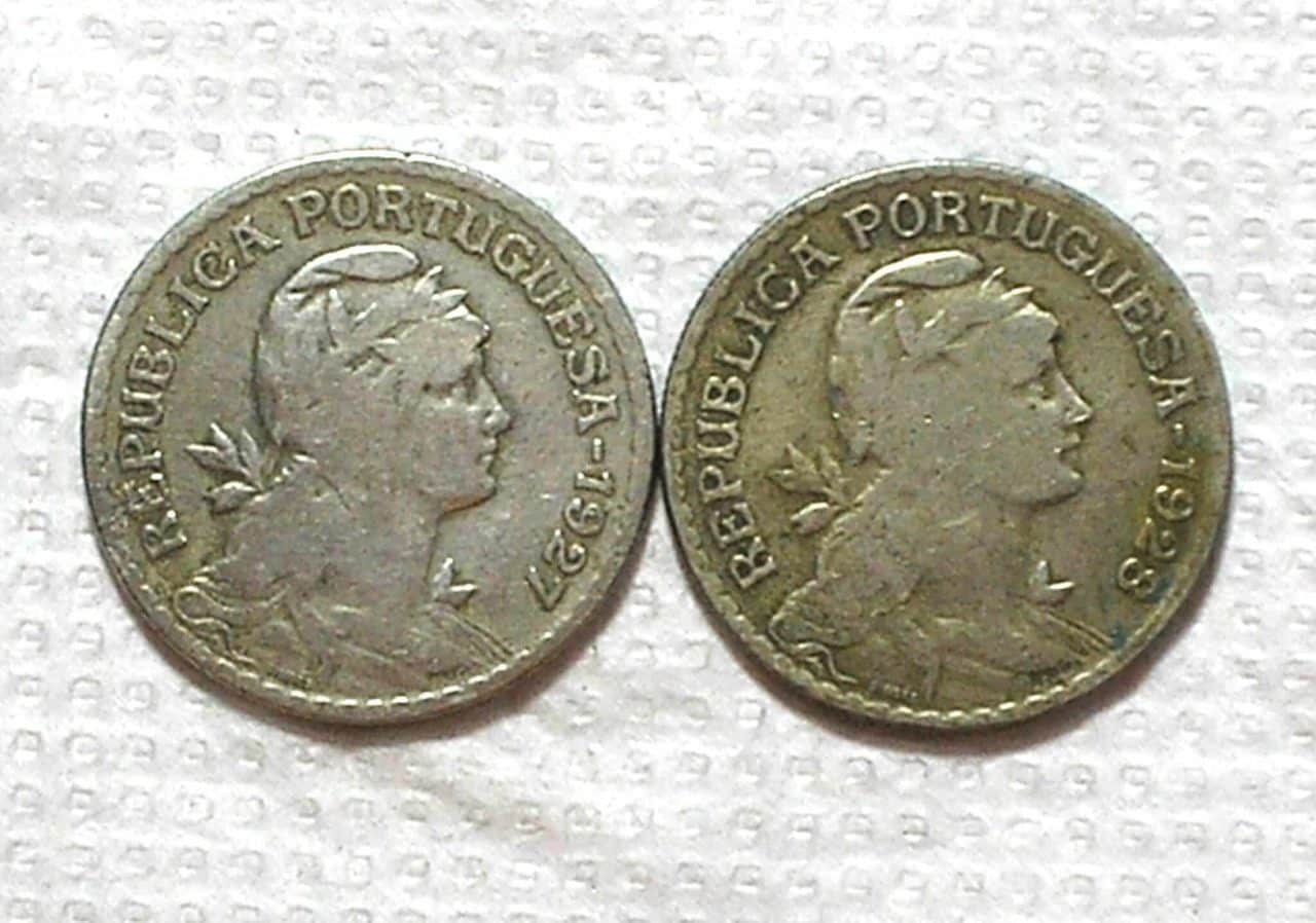 | Casa do Colecionador Portugal) 1 Escudo - 1927 e 1928 / Escassa / 26mm / Co/Ni / box54.2