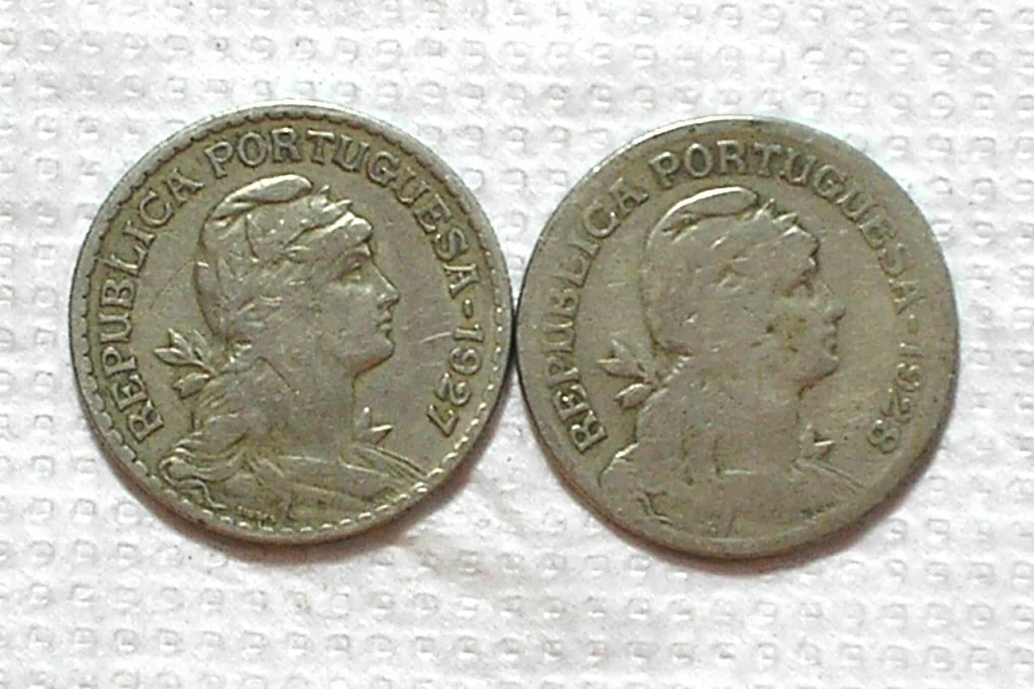 | Casa do Colecionador Portugal) 1 Escudo - 1927 e 1928 / Escassa / 26mm / Co/Ni / box54.3
