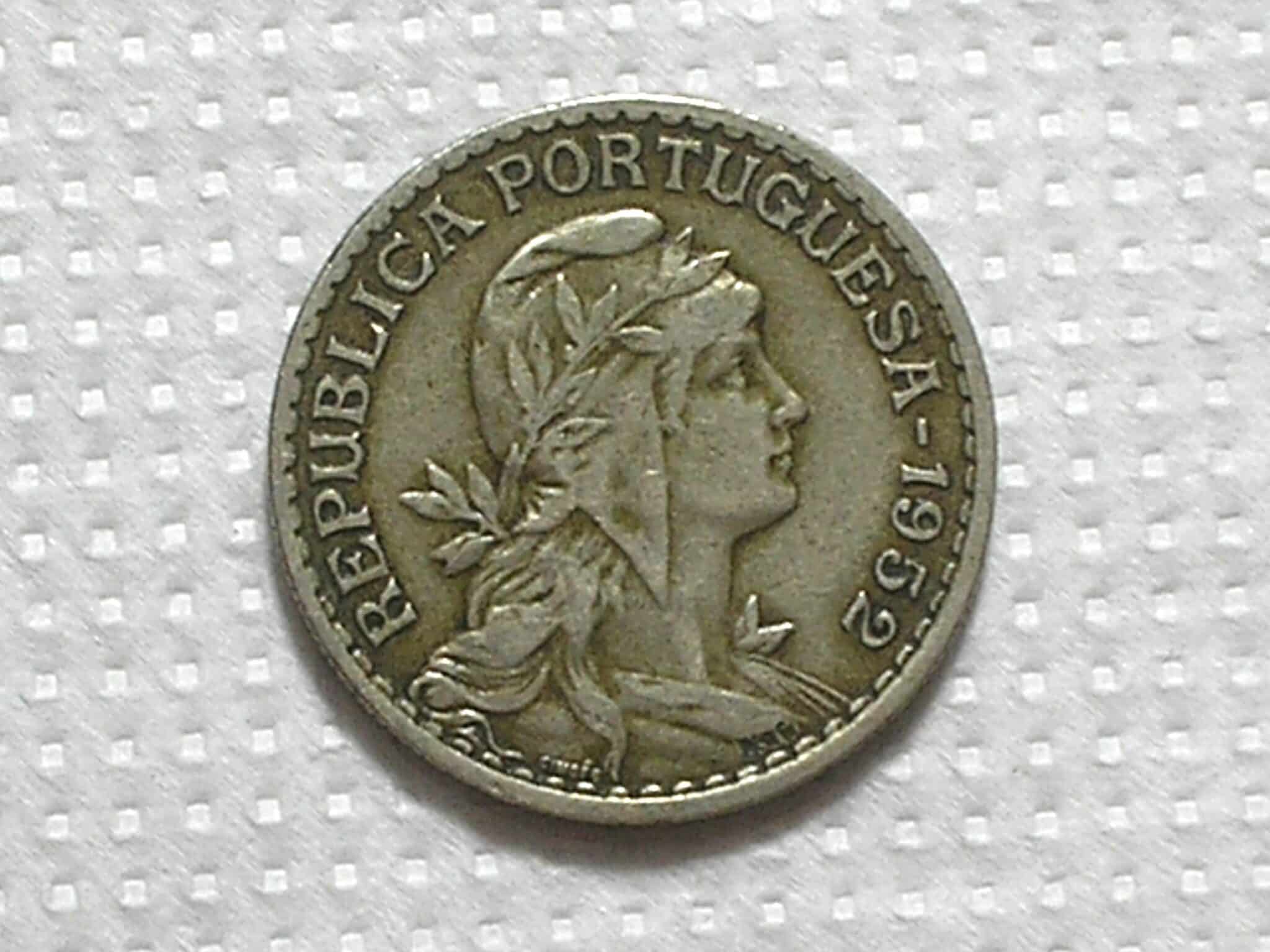 | Casa do Colecionador Portugal) 1 Escudo - 1952 / Escassa / 26mm / co/Ni / box54