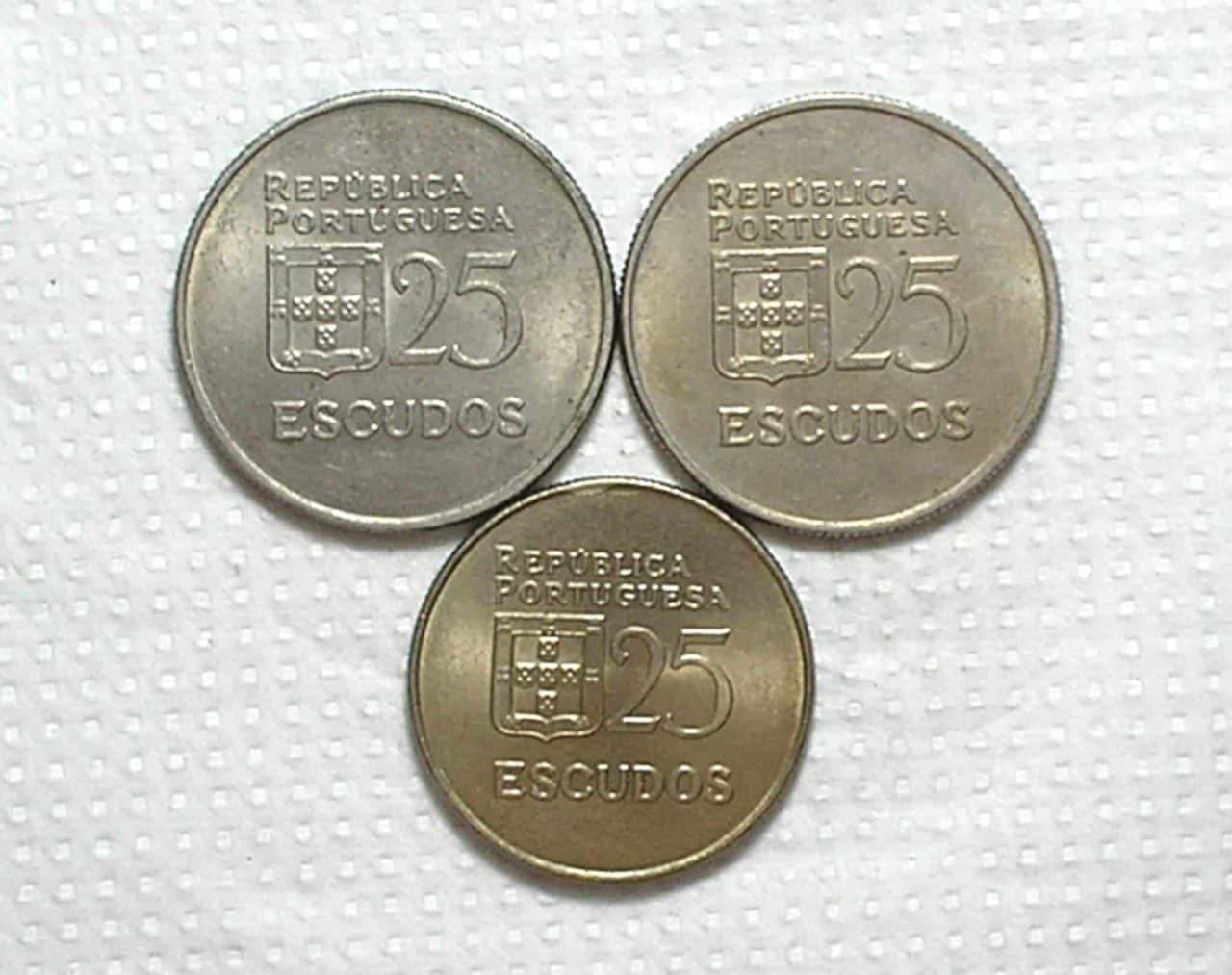 | Casa do Colecionador Portugal) 25 Escudos - 1977/1981/1985 / 28mm / Co/Ni / box54